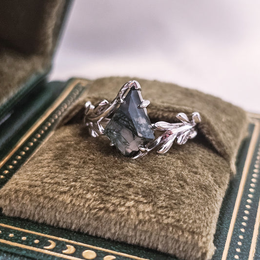 925 silver ring platinum plated moss agate with leaf detail in a green book style box