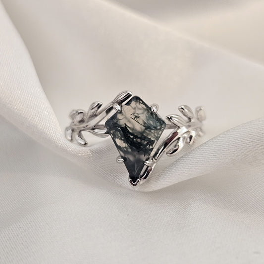 The Jewellery Trends Taking Over 2025 (and How to Style Them)