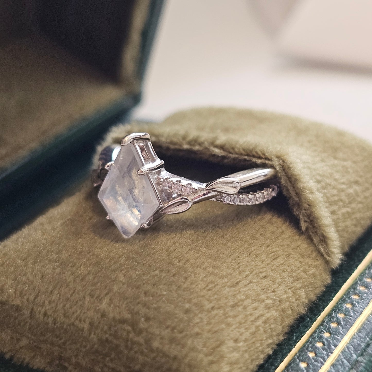 Mystic Moonstone Crown – 925 Sterling Silver Ring